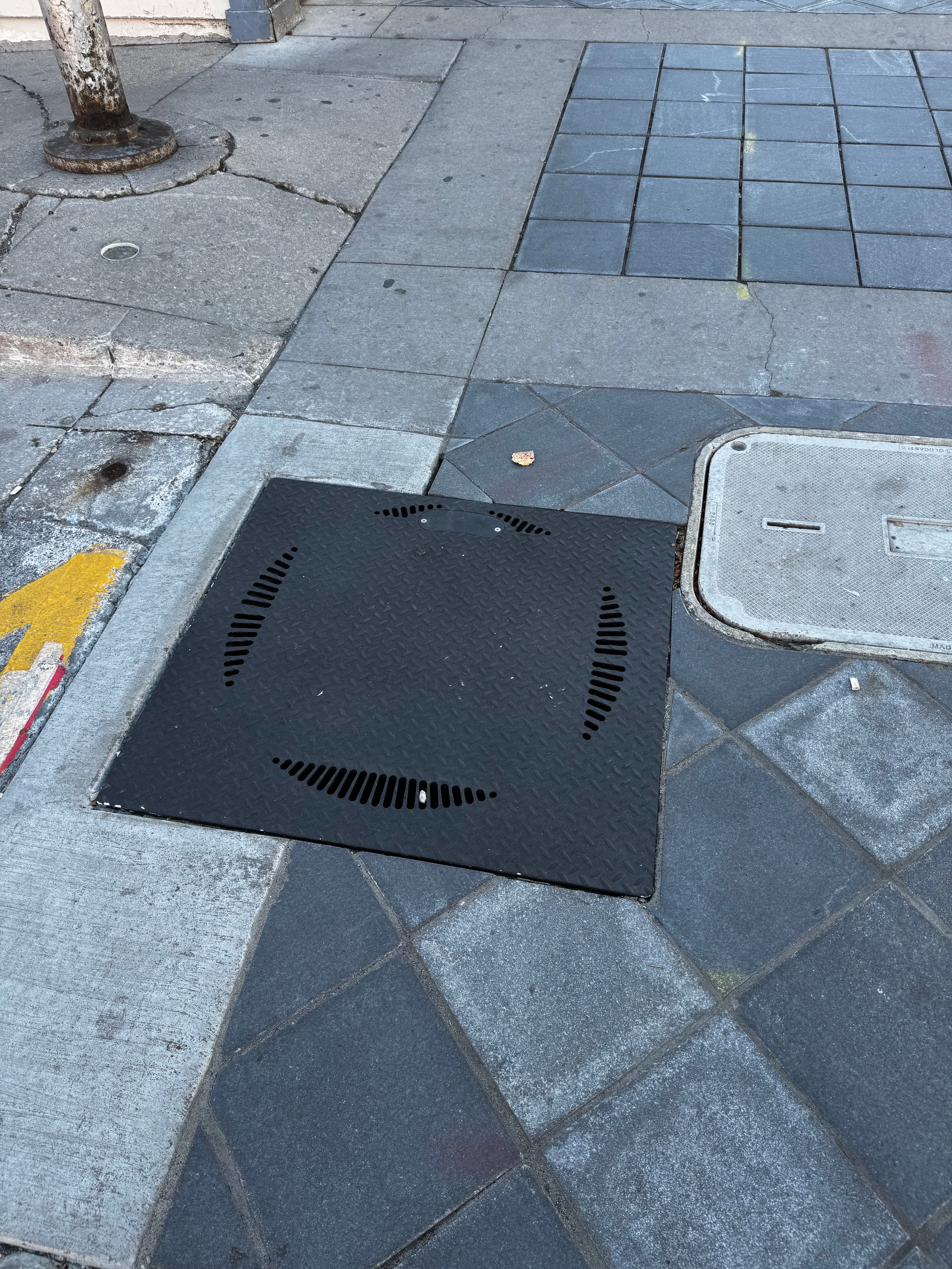 Subsurface vault grate integrated into sidewalk