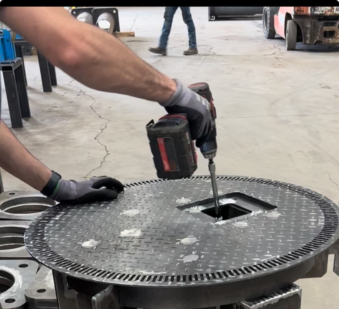 Mechanical access demonstration - tool-free operation